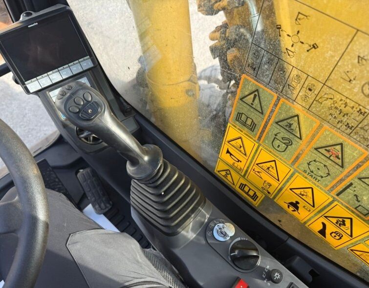 KOMATSU  PW160-11 + EPIROC HAMMER